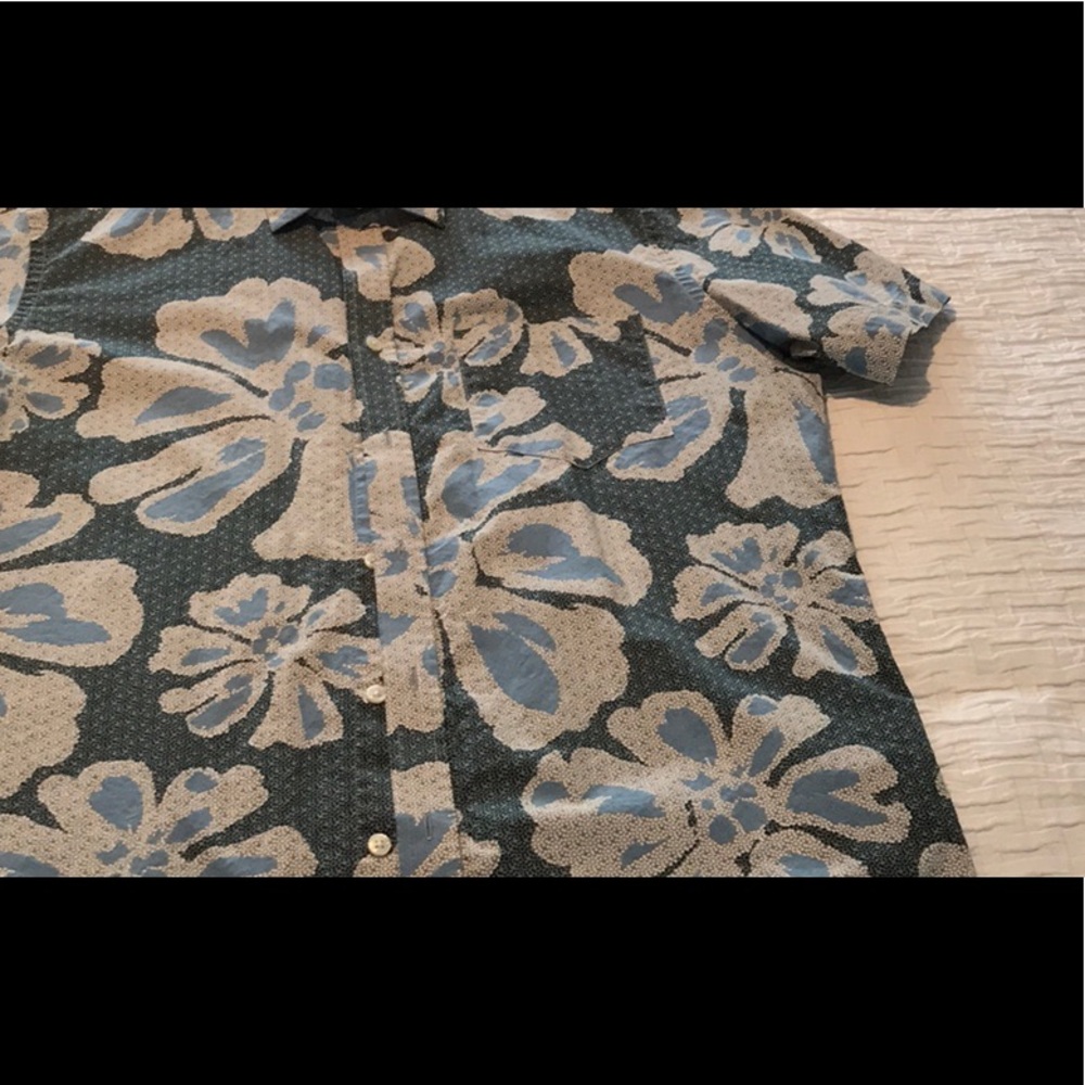 Men’s Banana Republic Blue Hawaiian Print Shirt size L worn 1 time